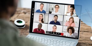 Laptop mit einer virtuellen Videokonferenz für das Remote-Sales-Coaching im Team.