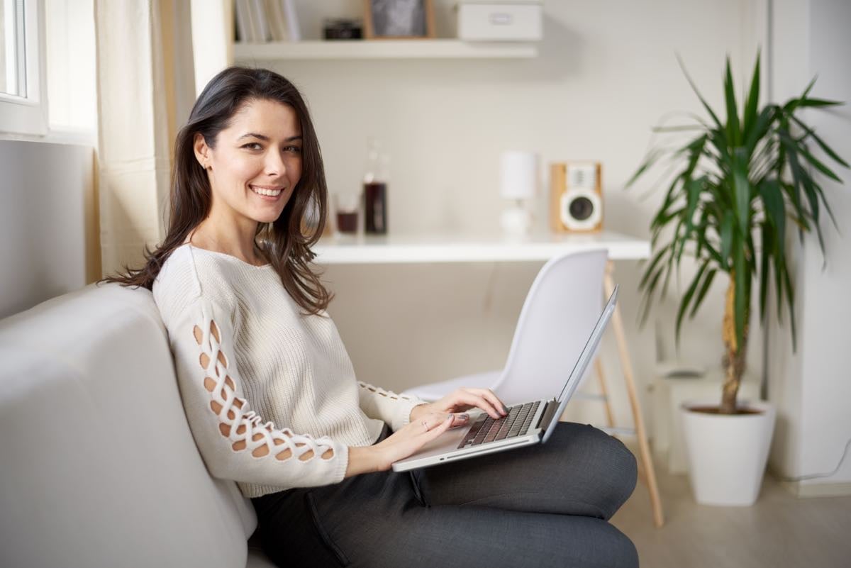 How to Master Soft Skills Training Remotely Woman sofa sitting with laptop Retorio