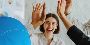Frau mit kurzen Haaren, die lacht und anderen die Hand gibt