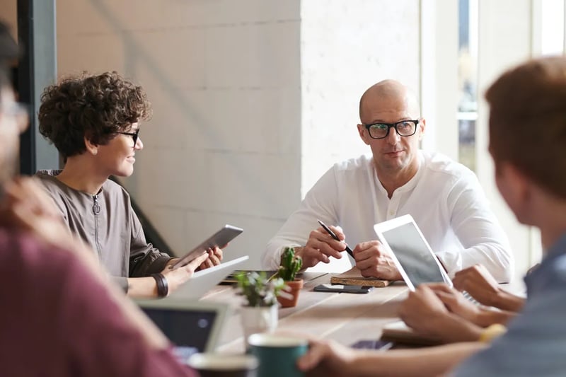 Retorio 3 people sitting at a table talking