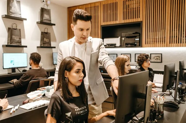 Die Ausbildung am Arbeitsplatz führt aufgrund ihres praxisnahen Ansatzes fast sofort zu Ergebnissen bei der Entwicklung der Fähigkeiten der Mitarbeiter.