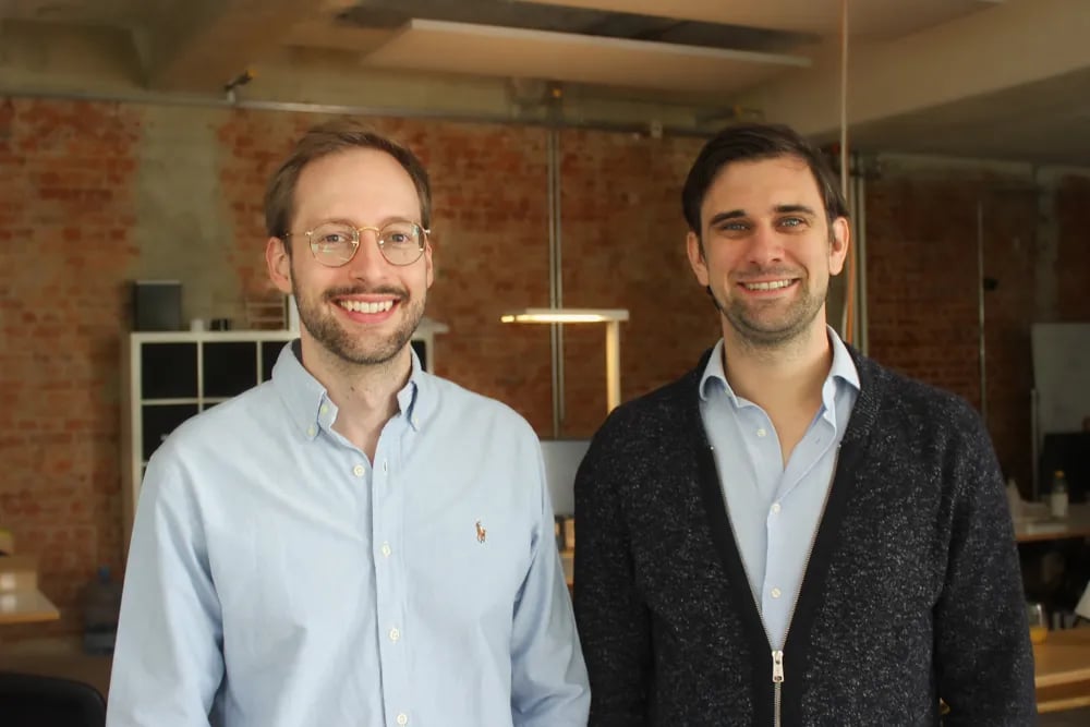 Dr. Christoph Hohenberger  and Dr. Patrick Oehler posiert lachend im Retrorio-Büro