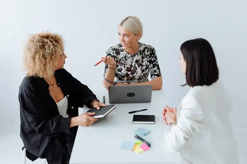 Retorio benefits artificial intelligence three women sitting at a table together talking