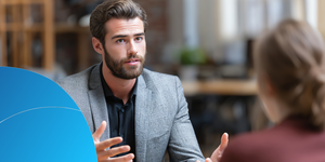 Vertriebsleiter im Coaching-Gespräch mit einer Mitarbeiterin