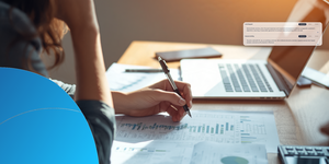 Key Account Manager plant einen Deal auf ausgedruckten Unterlagen, daneben Retorio-Felder für das Session-Briefing