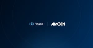 Logos von Retorio und Amgen nebeneinander auf dunkelblauem Retorio-Hintergrund