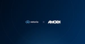 Logos von Retorio und Amgen nebeneinander auf dunkelblauem Retorio-Hintergrund