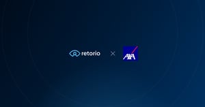 Retorio und AXA-Logos nebeneinander auf dunkelblauem Retorio-Hintergrund