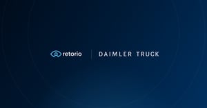 Logos von Retorio und Daimler Truck nebeneinander auf dunkelblauem Retorio-Hintergrund