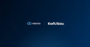 Logos von Retorio und Kraft Heinz nebeneinander auf dunkelblauem Retorio-Hintergrund