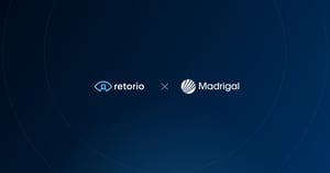 Retorio und Madrigal-Logos nebeneinander auf dunkelblauem Retorio-Hintergrund