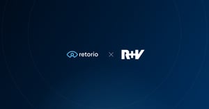 Retorio and R+V logos side by side on a Retorio navy background