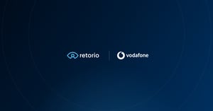 Logos von Retorio und Vodafone nebeneinander auf dunkelblauem Retorio-Hintergrund