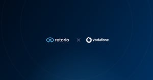 Logos von Retorio und Vodafone nebeneinander auf dunkelblauem Retorio-Hintergrund