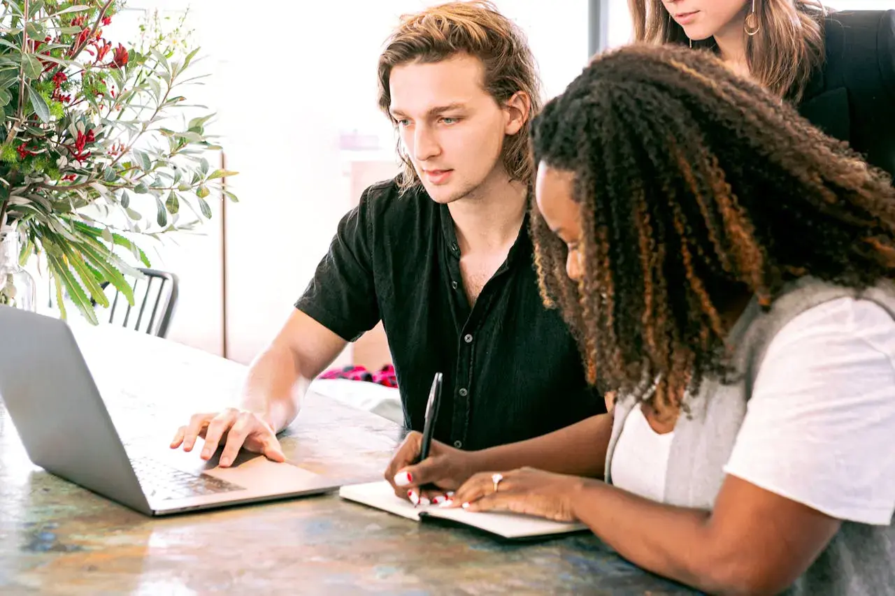 Mitarbeitende nehmen gemeinsam an einem Online-Coaching teil