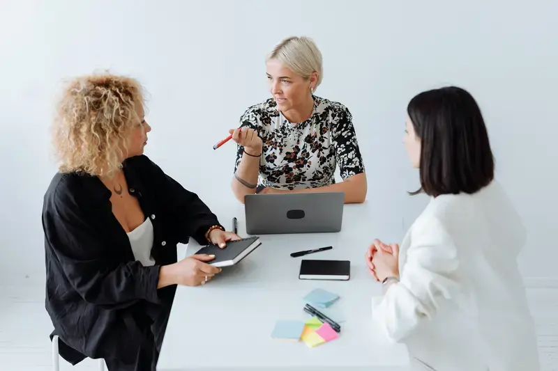 Retorio benefits artificial intelligence three women sitting at a table together talking