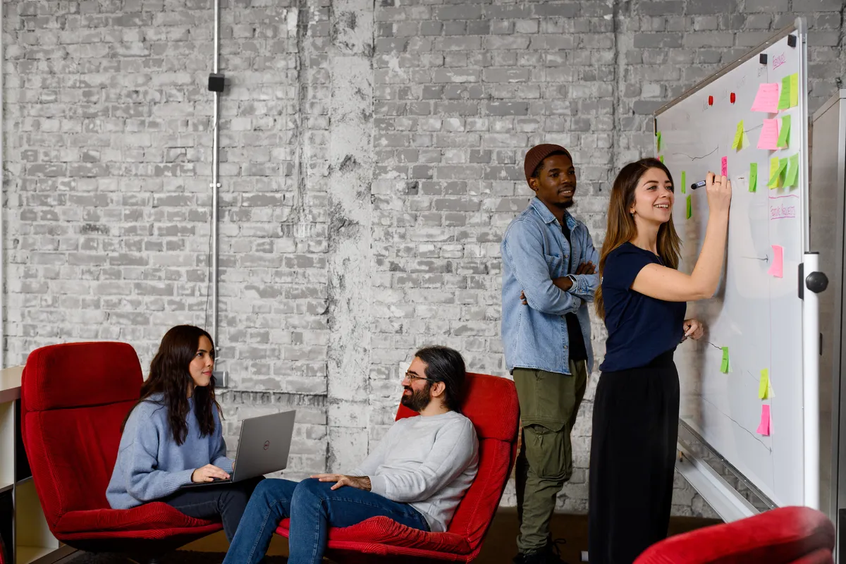 Retorio group of people collaborating